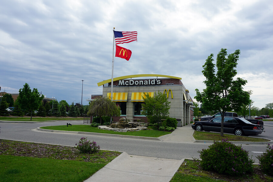 picture of a mcdonald's that may hire felons.
